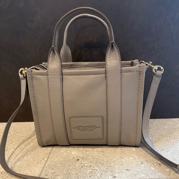 MARC JACOBS THE TOTE BAG SMALL CEMENT - Picture 10 of 16